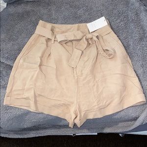 High waisted Paperbag-style shorts